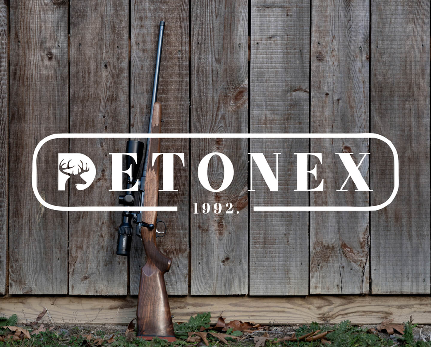 Lovačka puška uz Detonex logo